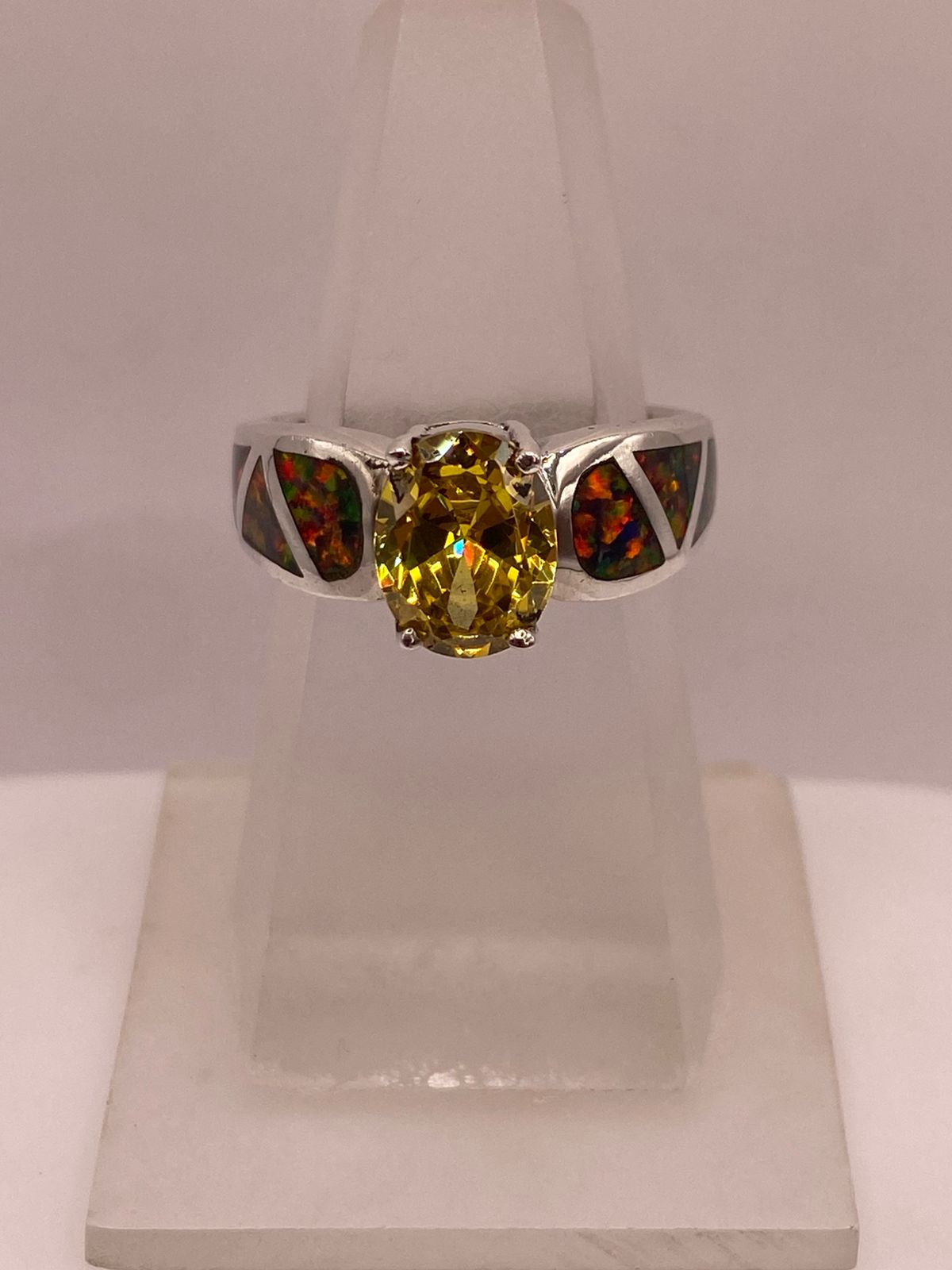Anillo de Plata Ley 925 con Zirconia Amarilla y Ópalo de Fueg en báscula mostrando peso