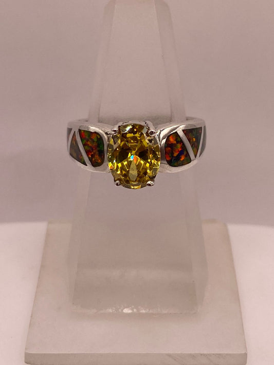 Anillo de Plata Ley 925 con Zirconia Amarilla y Ópalo de Fueg en báscula mostrando peso