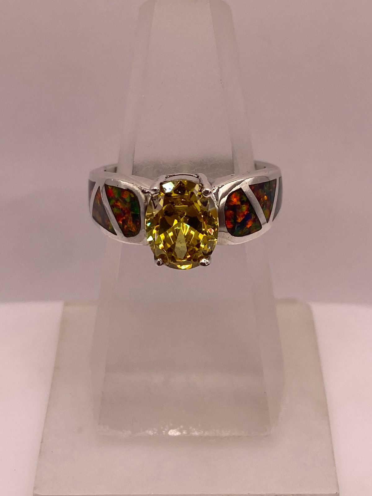 Anillo de Plata Ley 925 con Zirconia Amarilla y Ópalo de Fueg, vista de detalle