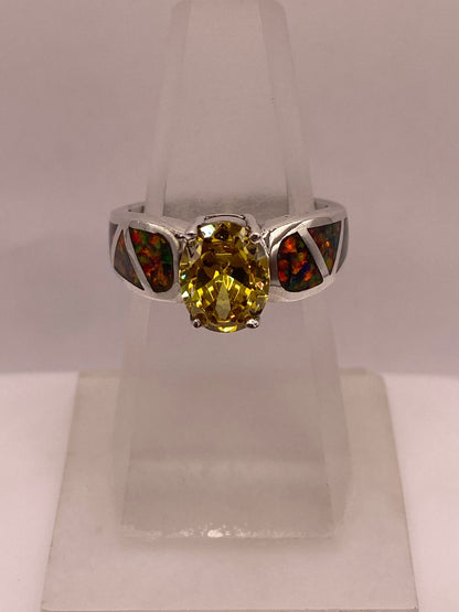 Anillo de Plata Ley 925 con Zirconia Amarilla y Ópalo de Fueg, vista de detalle