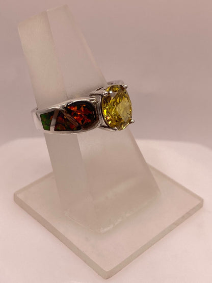 Anillo de Plata Ley 925 con Zirconia Amarilla y Ópalo de Fueg, vista frontal