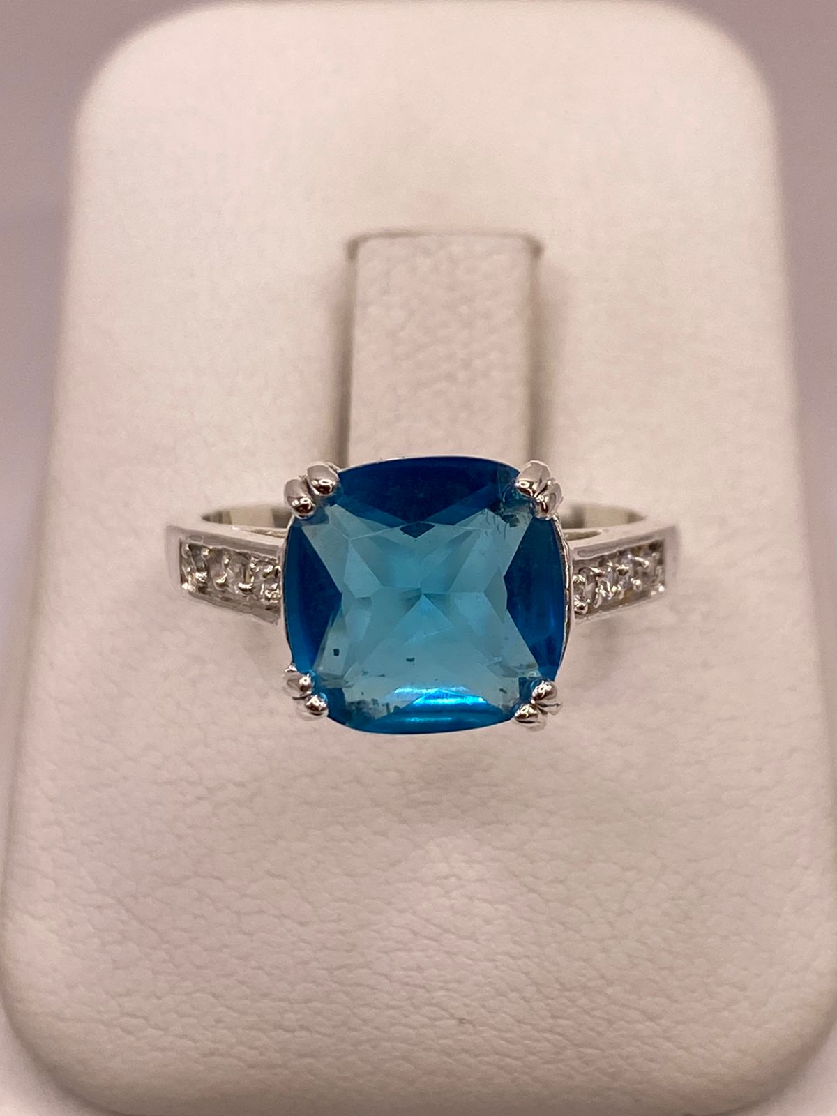 Anillo de Plata Ley 925 con Zirconia Azul Corte Cojín Diseño Clásico Elegante en báscula mostrando peso