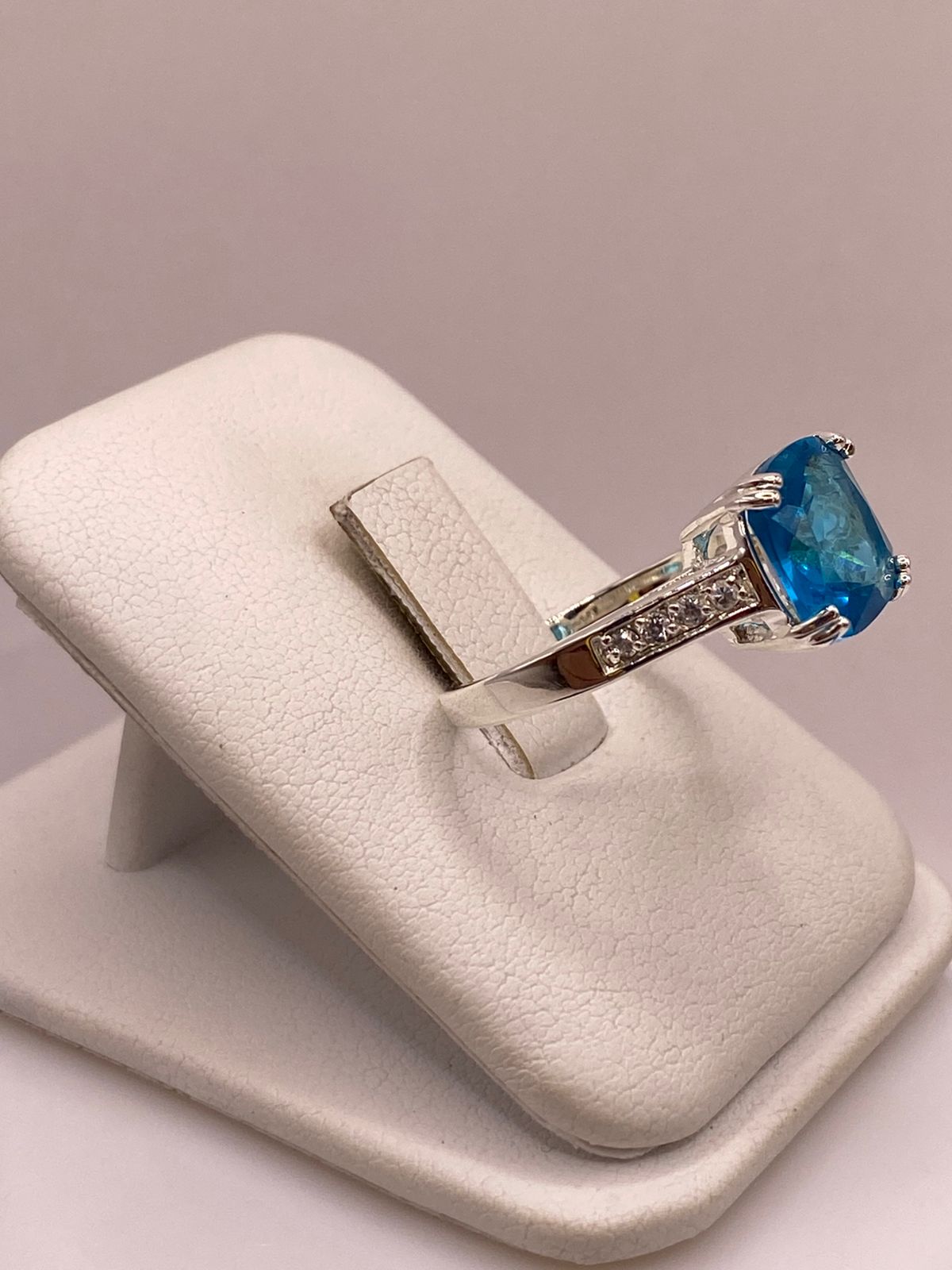 Anillo de Plata Ley 925 con Zirconia Azul Corte Cojín Diseño Clásico Elegante, vista lateral