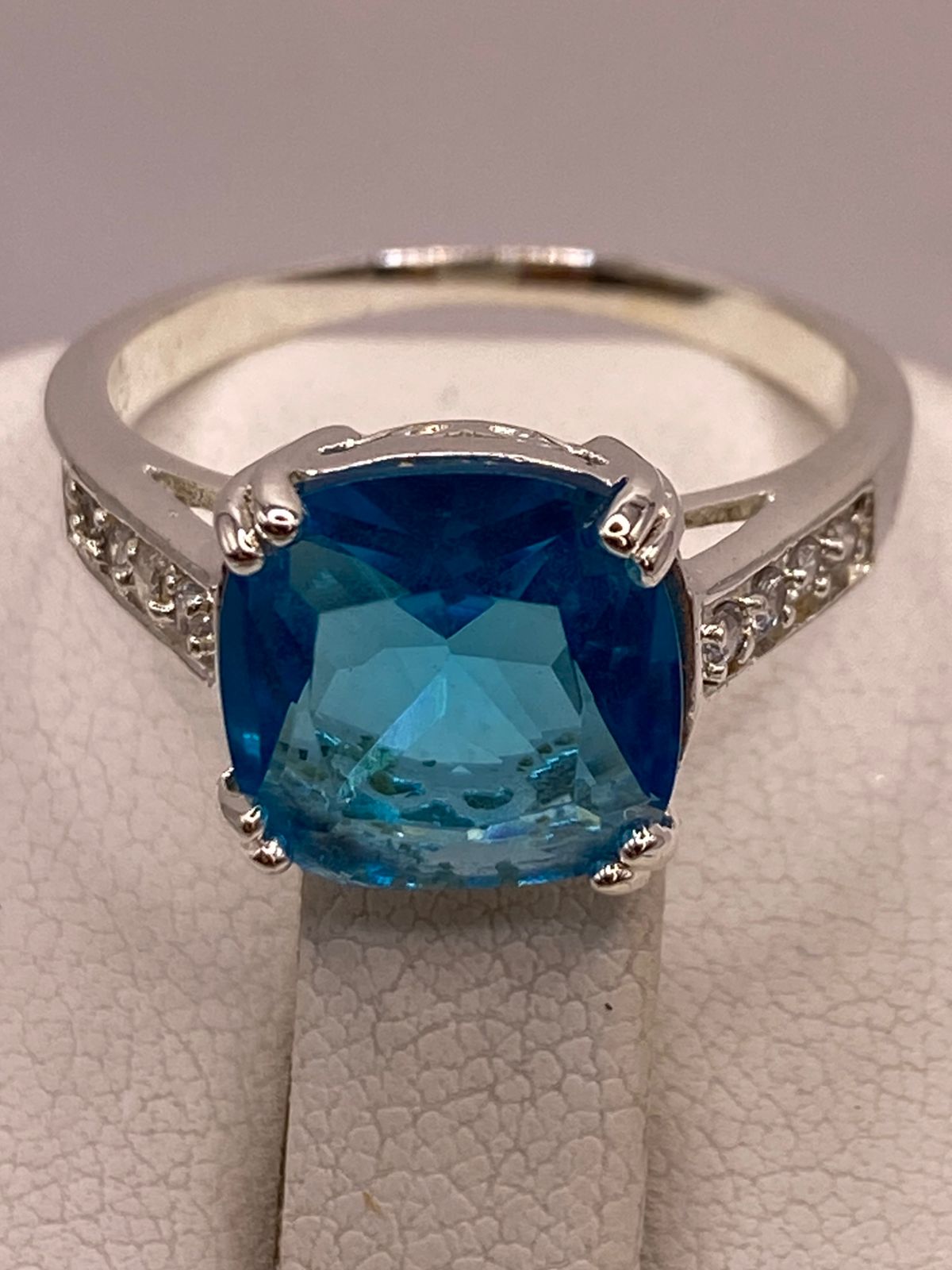 Anillo de Plata Ley 925 con Zirconia Azul Corte Cojín Diseño Clásico Elegante, sello de autenticidad Plata Ley .925
