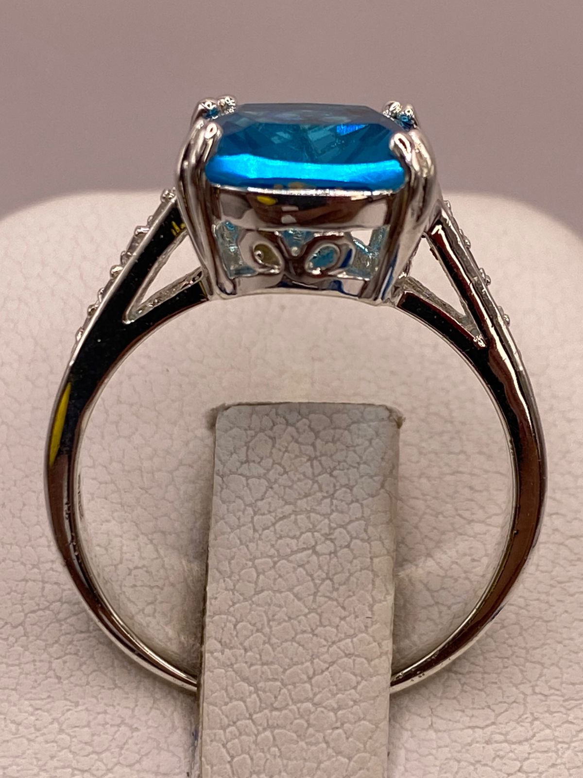Anillo de Plata Ley 925 con Zirconia Azul Corte Cojín Diseño Clásico Elegante, vista superior