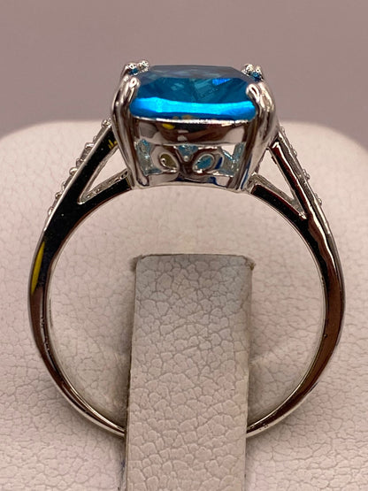 Anillo de Plata Ley 925 con Zirconia Azul Corte Cojín Diseño Clásico Elegante, vista superior