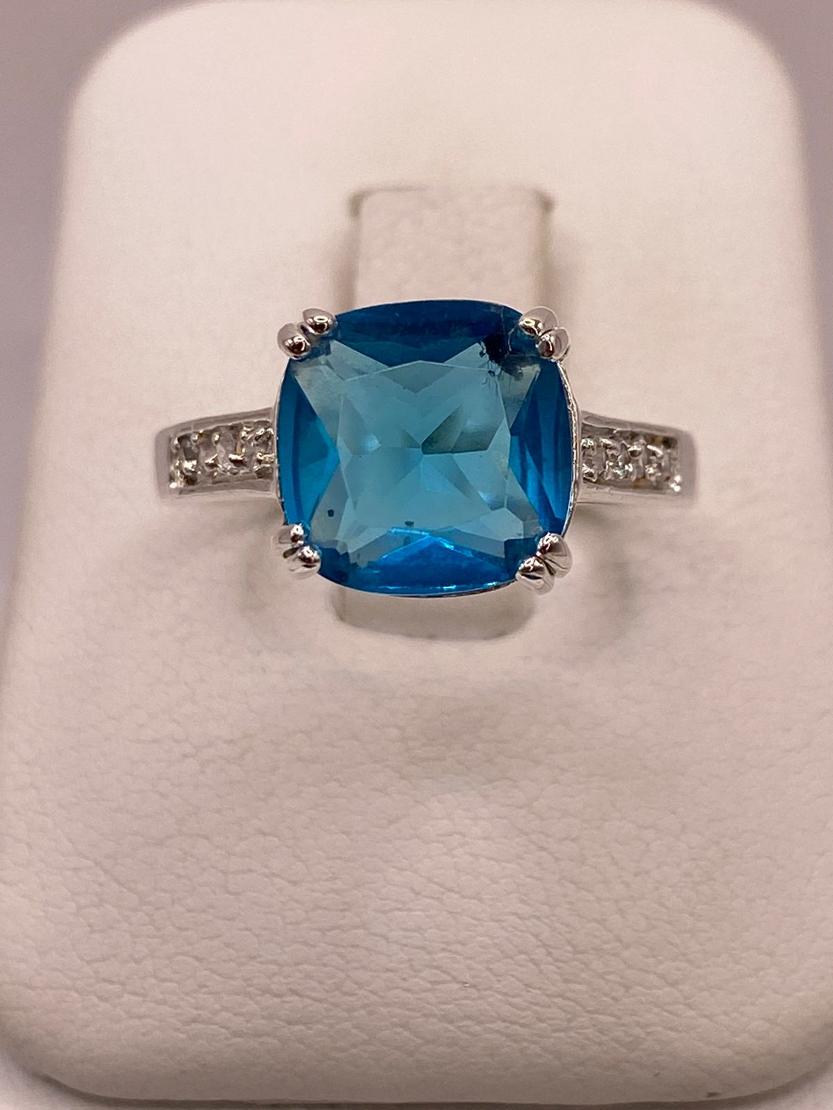 Anillo de Plata Ley 925 con Zirconia Azul Corte Cojín Diseño Clásico Elegante, vista de detalle