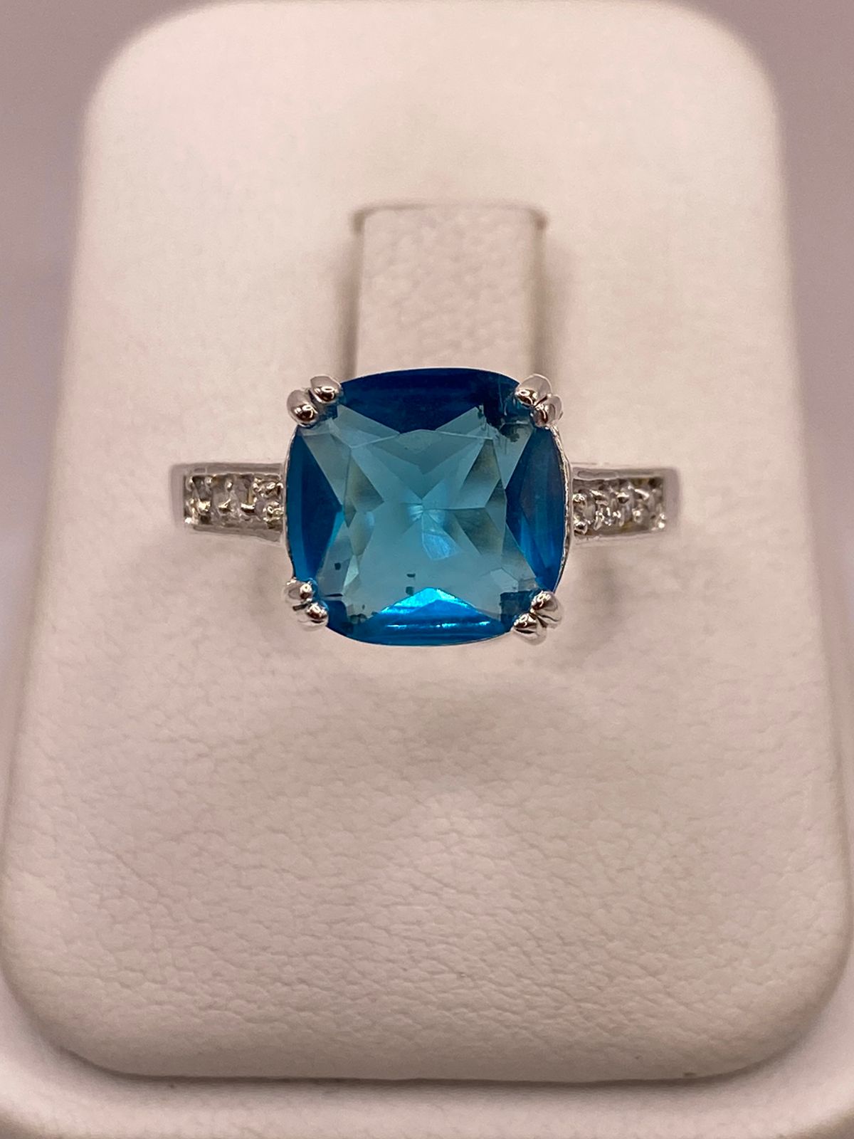 Anillo de Plata Ley 925 con Zirconia Azul Corte Cojín Diseño Clásico Elegante, vista frontal