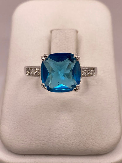 Anillo de Plata Ley 925 con Zirconia Azul Corte Cojín Diseño Clásico Elegante, vista frontal