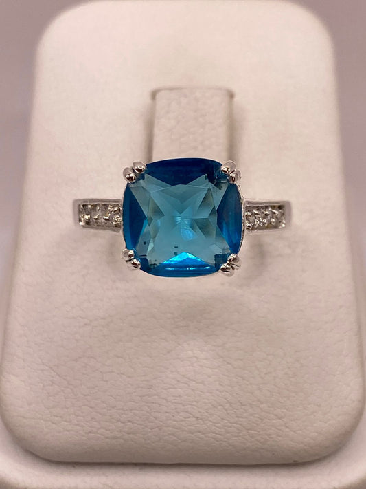 Anillo de Plata Ley 925 con Zirconia Azul Corte Cojín Diseño Clásico Elegante, vista frontal