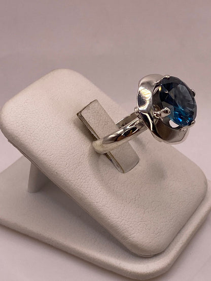 Anillo de Plata Ley 925 con Zirconia Azul Zafiro, vista lateral