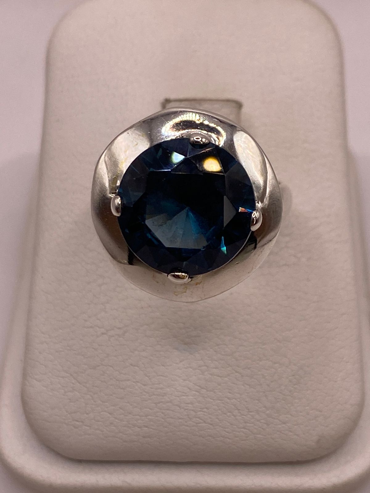 Anillo de Plata Ley 925 con Zirconia Azul Zafiro — detalle de acabado