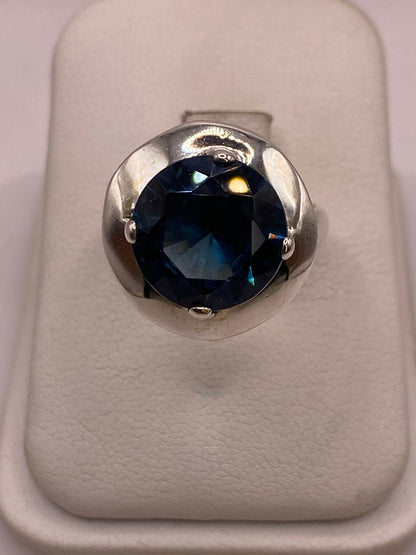 Anillo de Plata Ley 925 con Zirconia Azul Zafiro — detalle de acabado