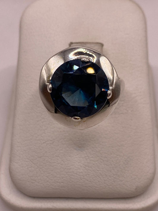 Anillo de Plata Ley 925 con Zirconia Azul Zafiro — detalle de acabado