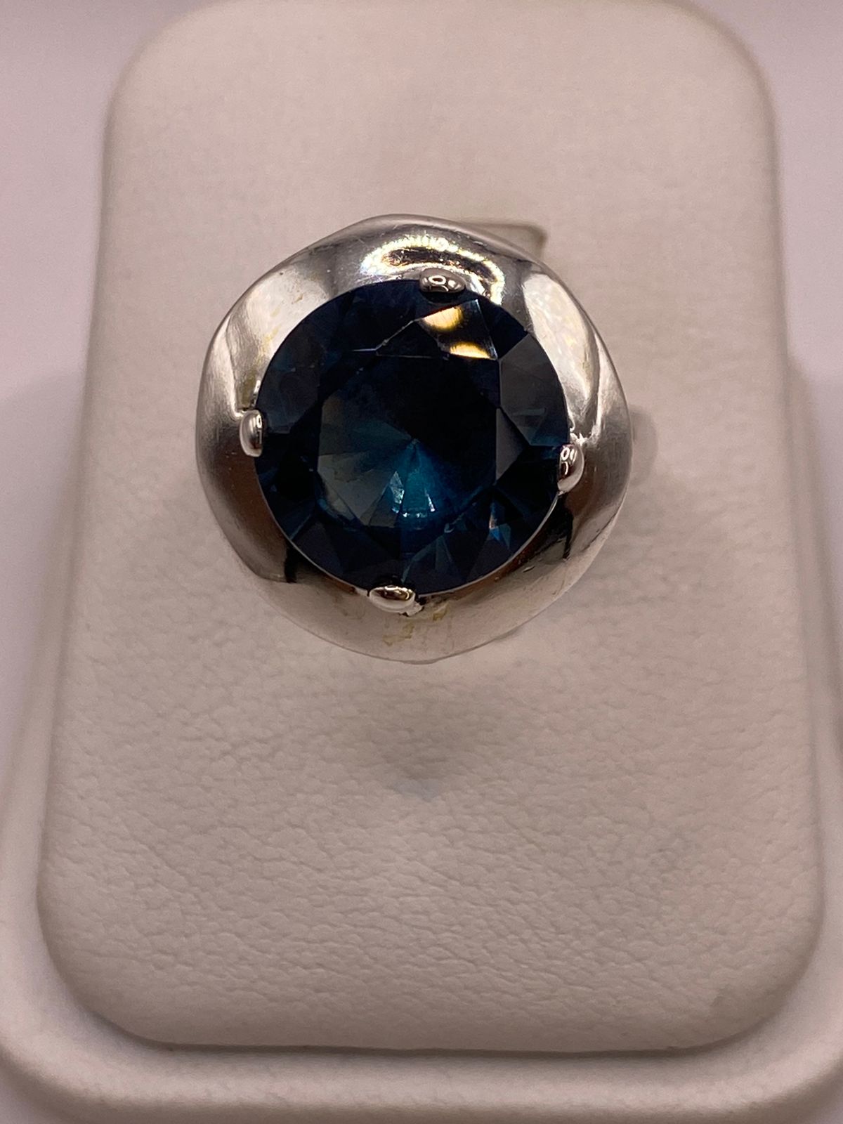 Anillo de Plata Ley 925 con Zirconia Azul Zafiro, vista de detalle