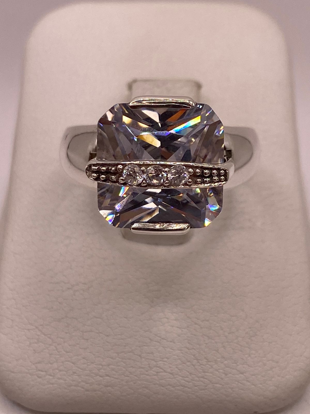 Anillo de Plata Ley 925 con Zirconia Blanca — ángulo diagonal