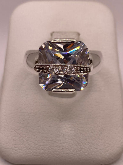 Anillo de Plata Ley 925 con Zirconia Blanca — ángulo diagonal