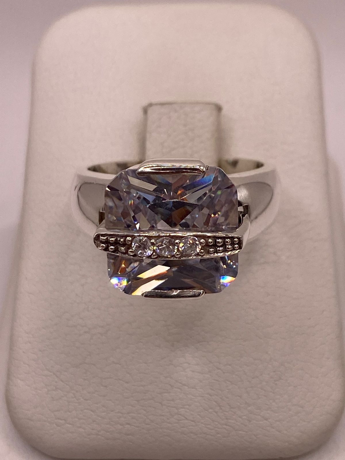 Anillo de Plata Ley 925 con Zirconia Blanca, vista frontal