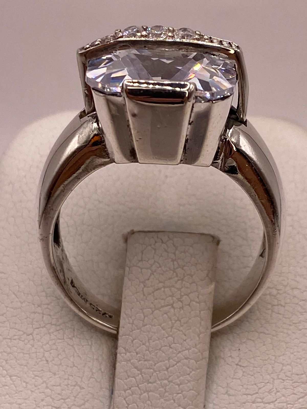 Anillo de Plata Ley 925 con Zirconia Blanca, vista de detalle