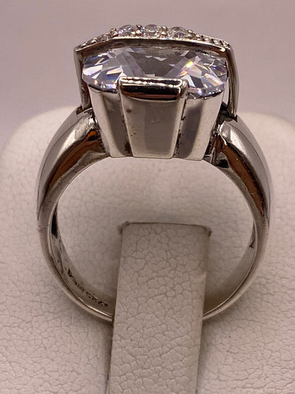 Anillo de Plata Ley 925 con Zirconia Blanca, vista de detalle