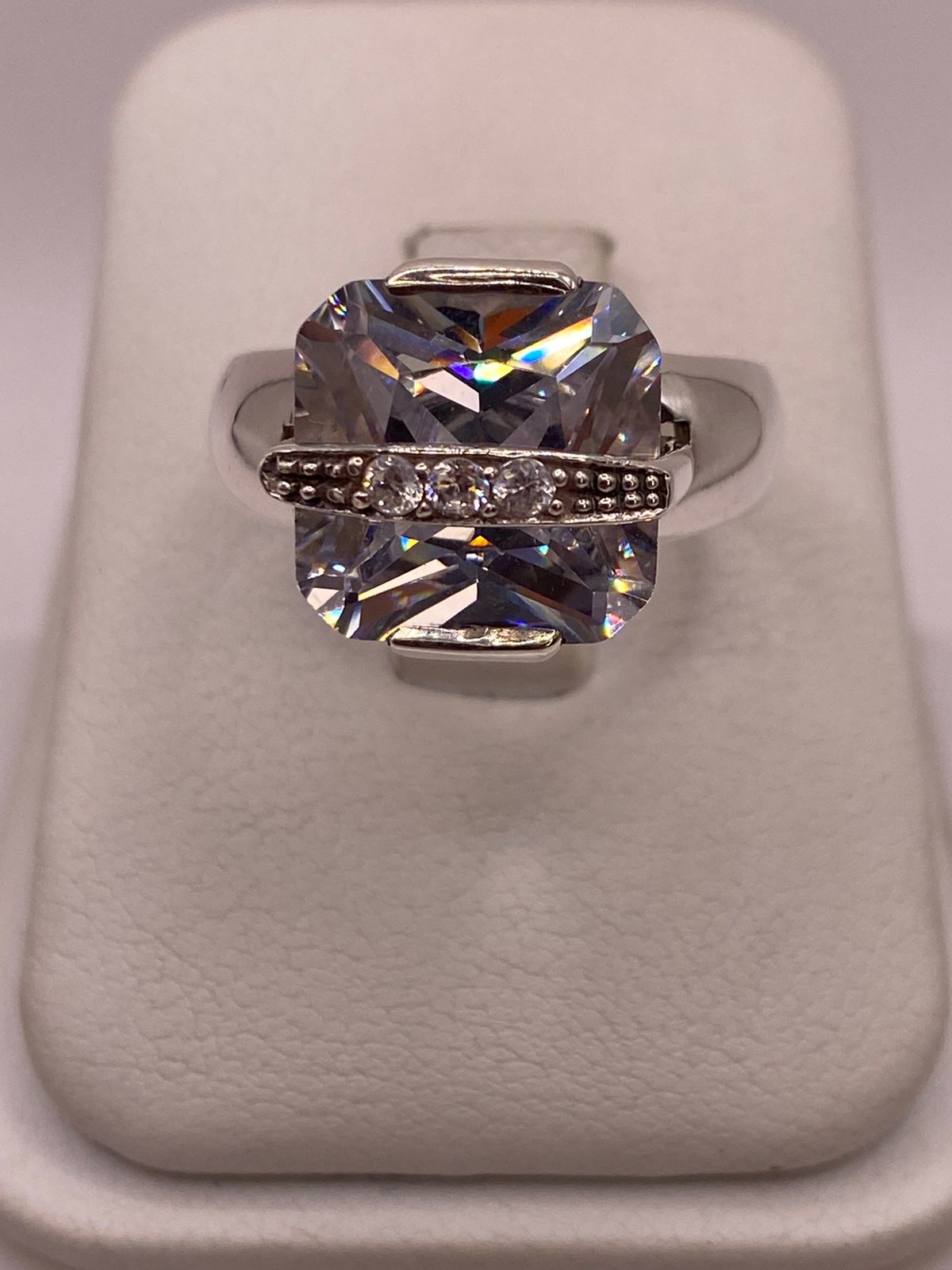 Anillo de Plata Ley 925 con Zirconia Blanca, vista lateral