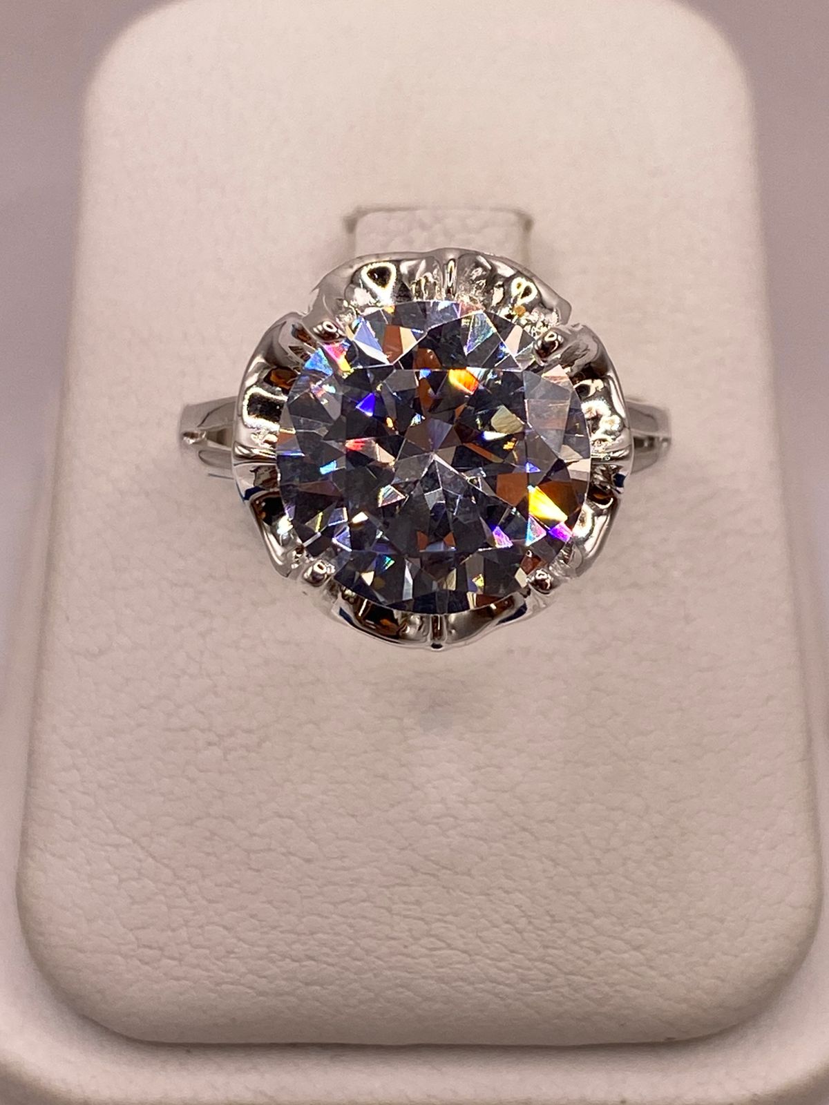 Anillo de Plata Ley 925 con Zirconia Blanca — detalle de acabado