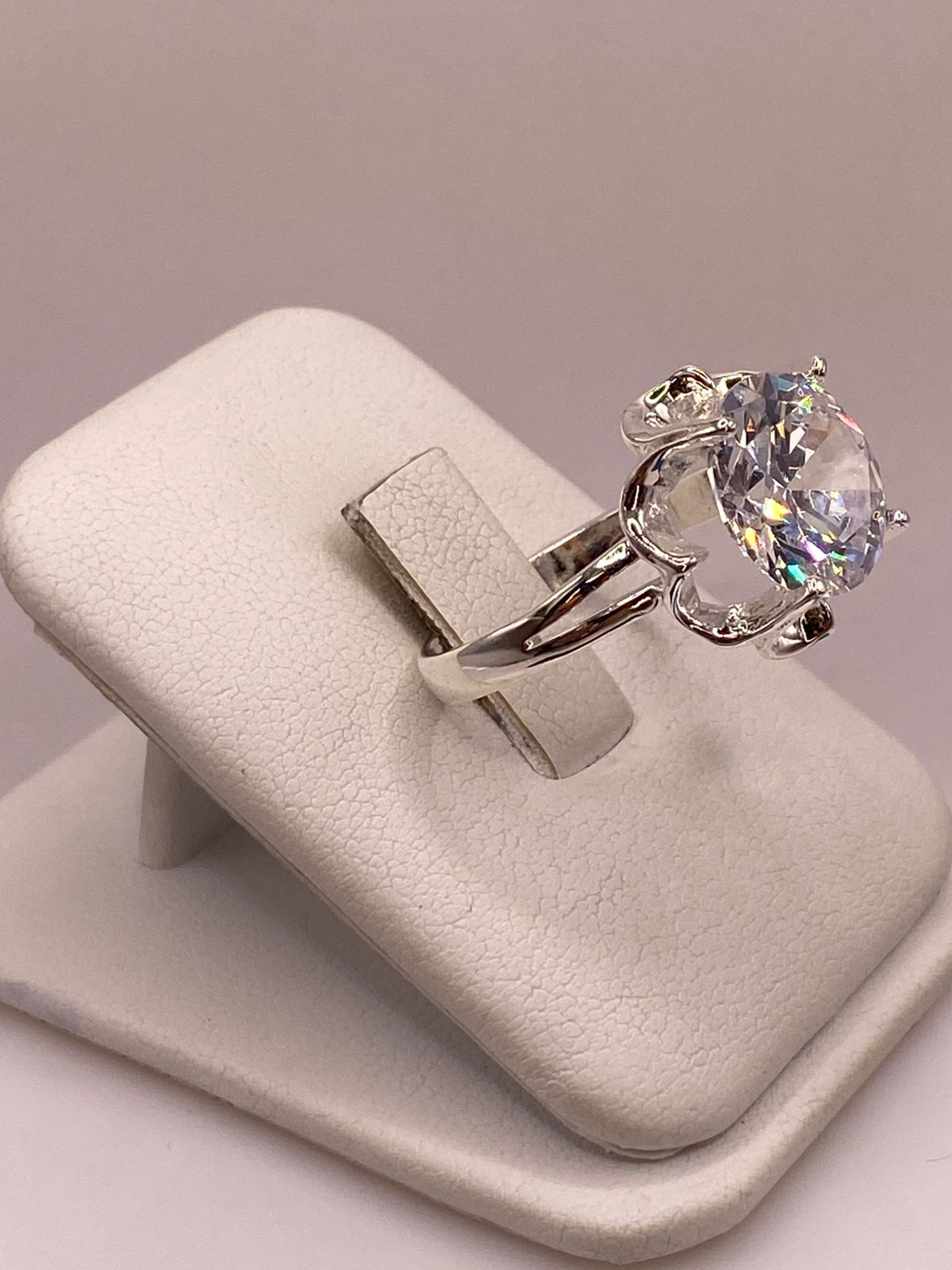Anillo de Plata Ley 925 con Zirconia Blanca, vista lateral