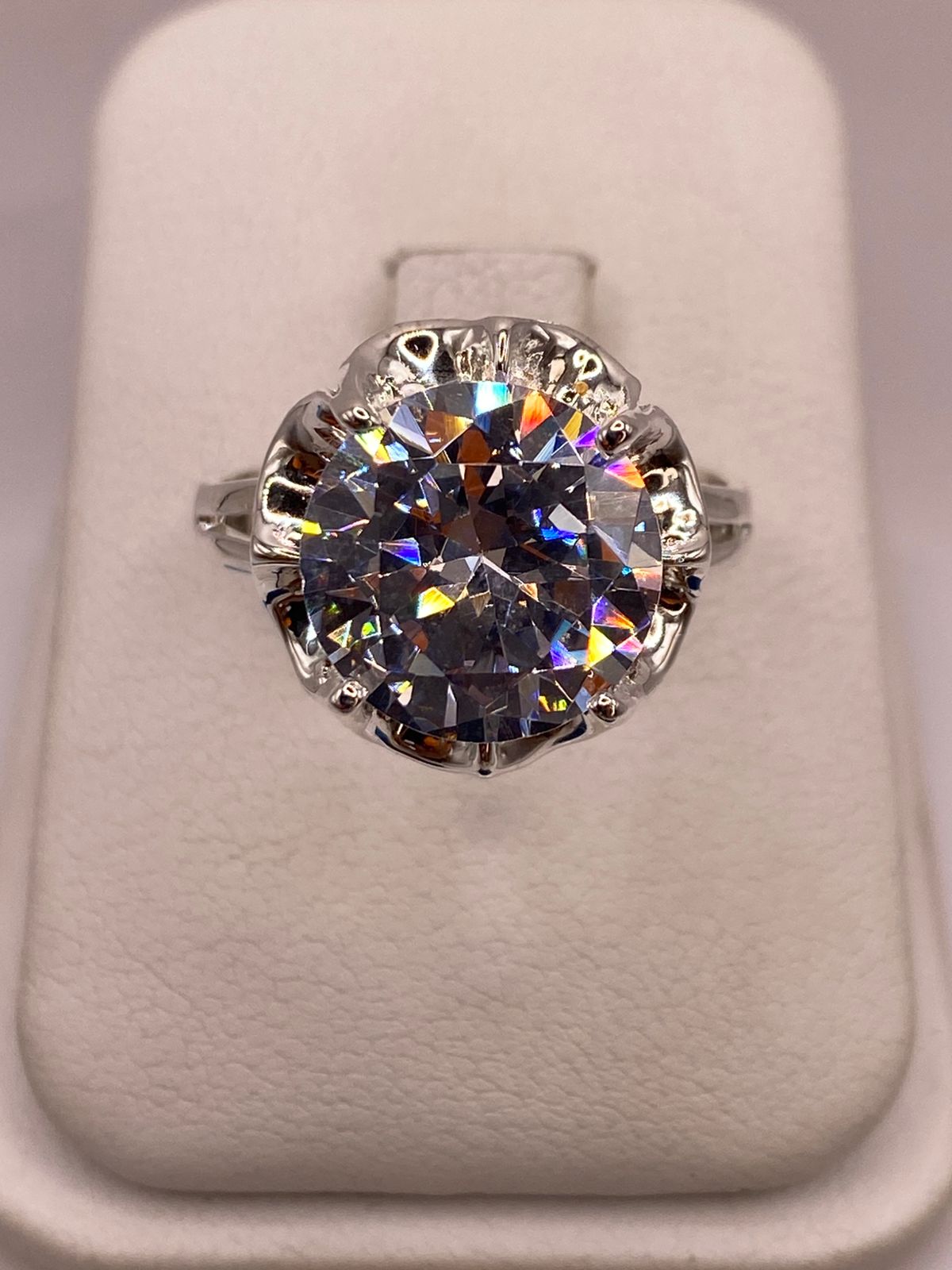 Anillo de Plata Ley 925 con Zirconia Blanca, vista de detalle