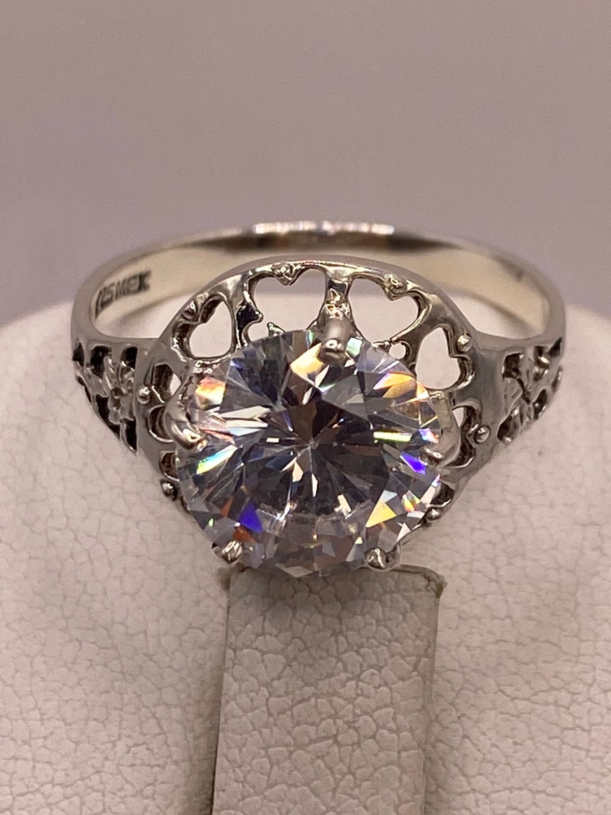 Anillo de Plata Ley 925 con Zirconia Blanca y Corazones Calados, sello de autenticidad Plata Ley .925