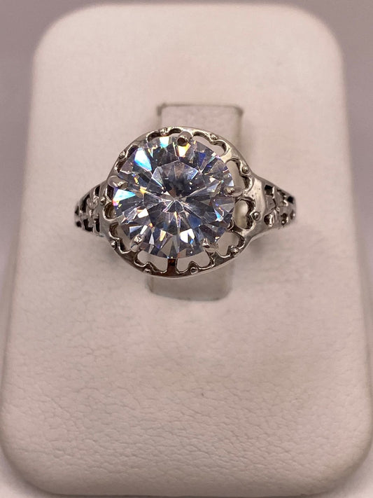 Anillo de Plata Ley 925 con Zirconia Blanca y Corazones Calados — ángulo diagonal
