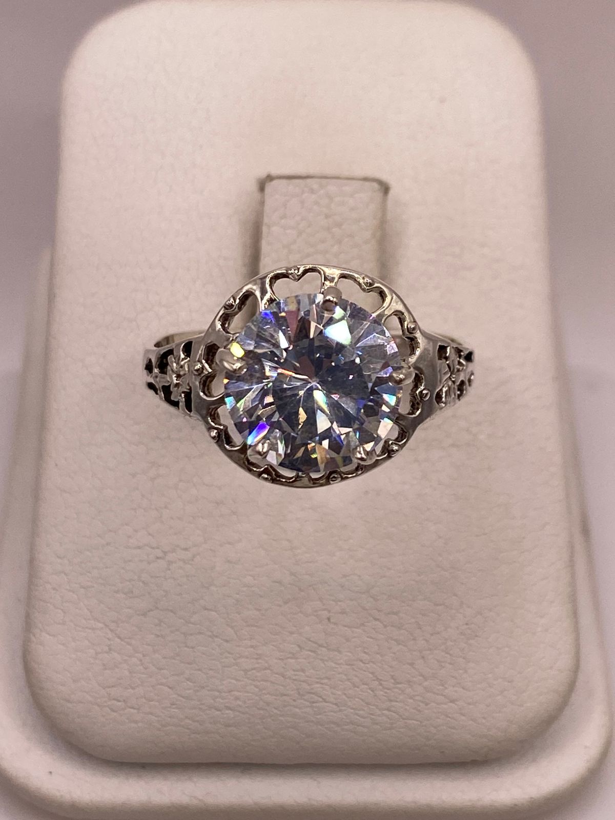Anillo de Plata Ley 925 con Zirconia Blanca y Corazones Calados, vista frontal