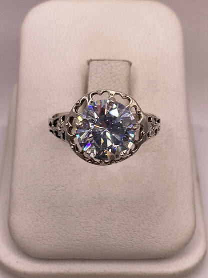 Anillo de Plata Ley 925 con Zirconia Blanca y Corazones Calados, vista frontal