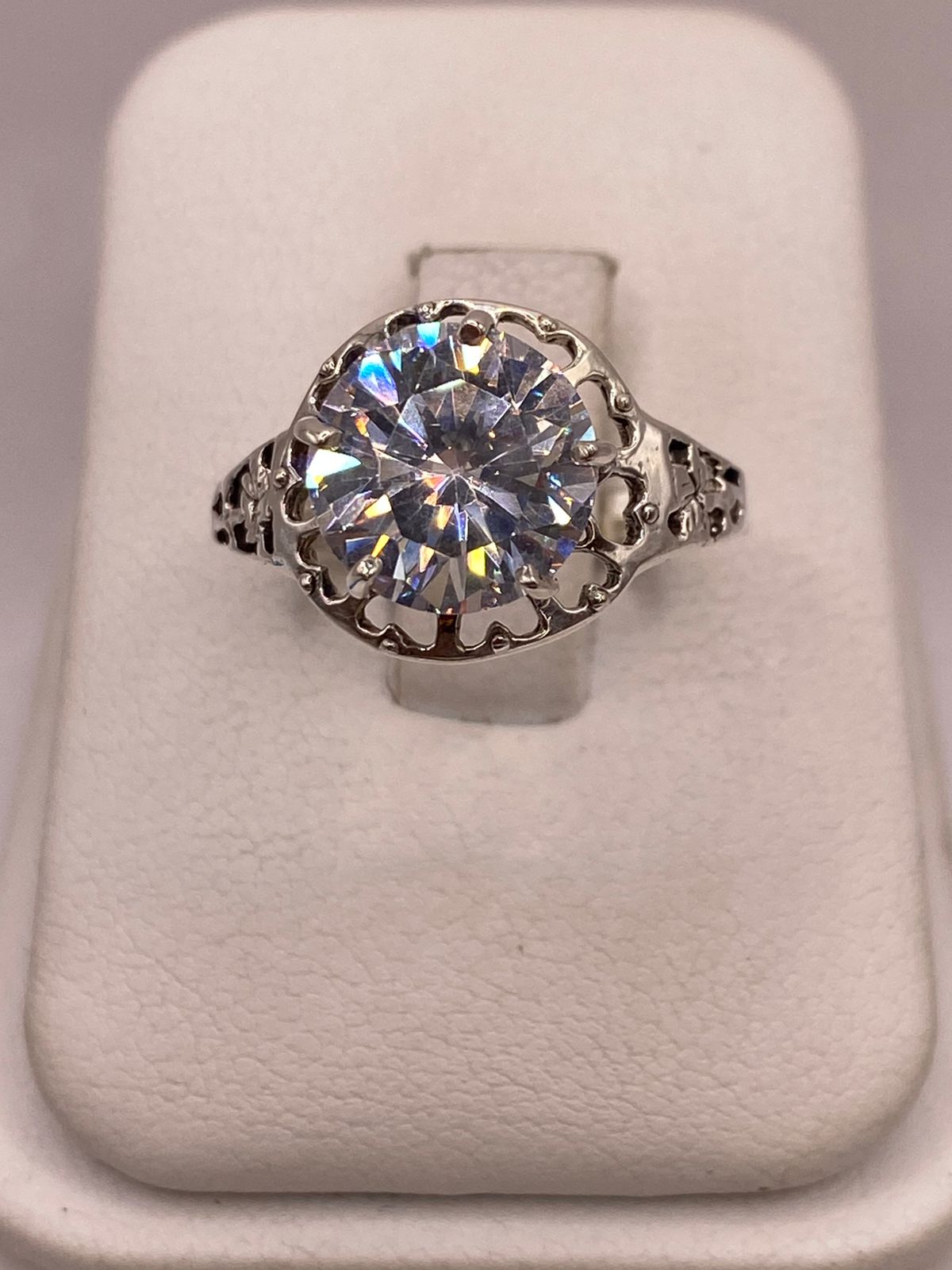 Anillo de Plata Ley 925 con Zirconia Blanca y Corazones Calados, vista de detalle