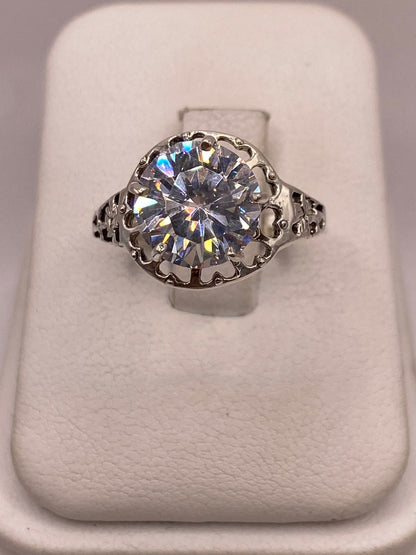 Anillo de Plata Ley 925 con Zirconia Blanca y Corazones Calados, vista de detalle