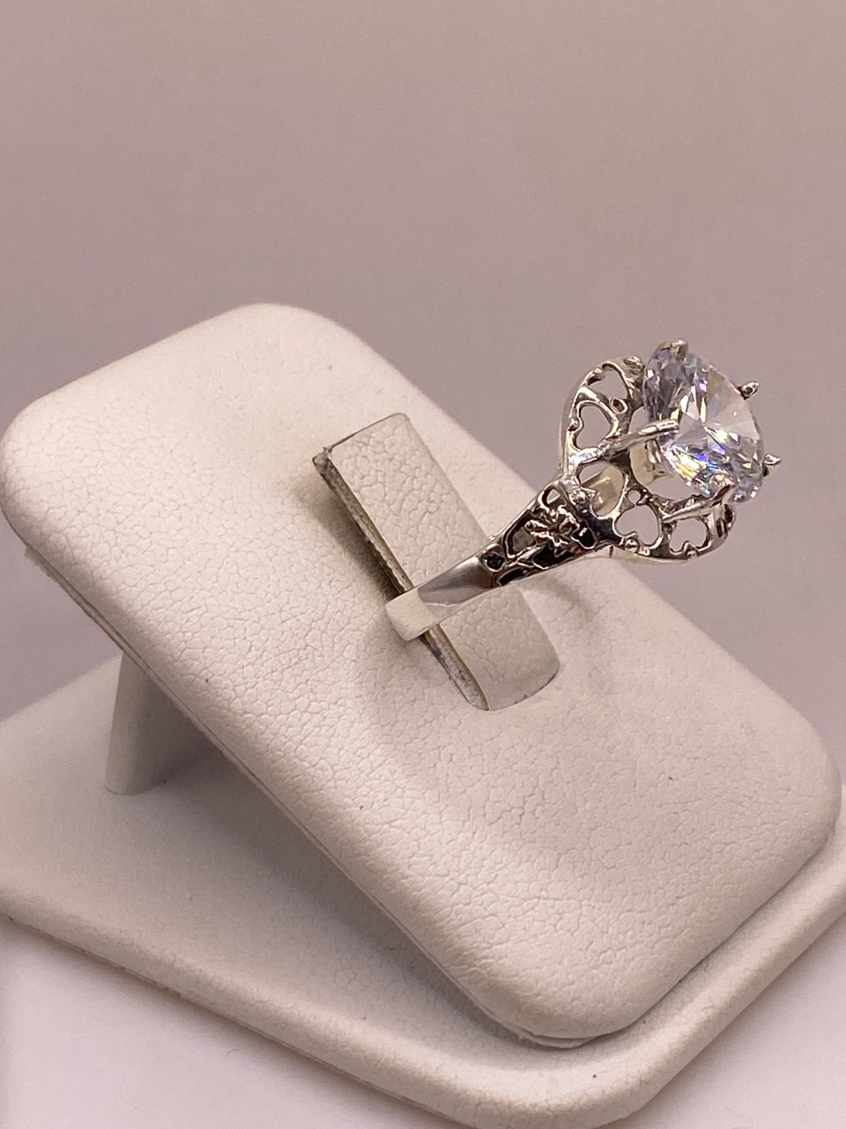 Anillo de Plata Ley 925 con Zirconia Blanca y Corazones Calados, vista lateral