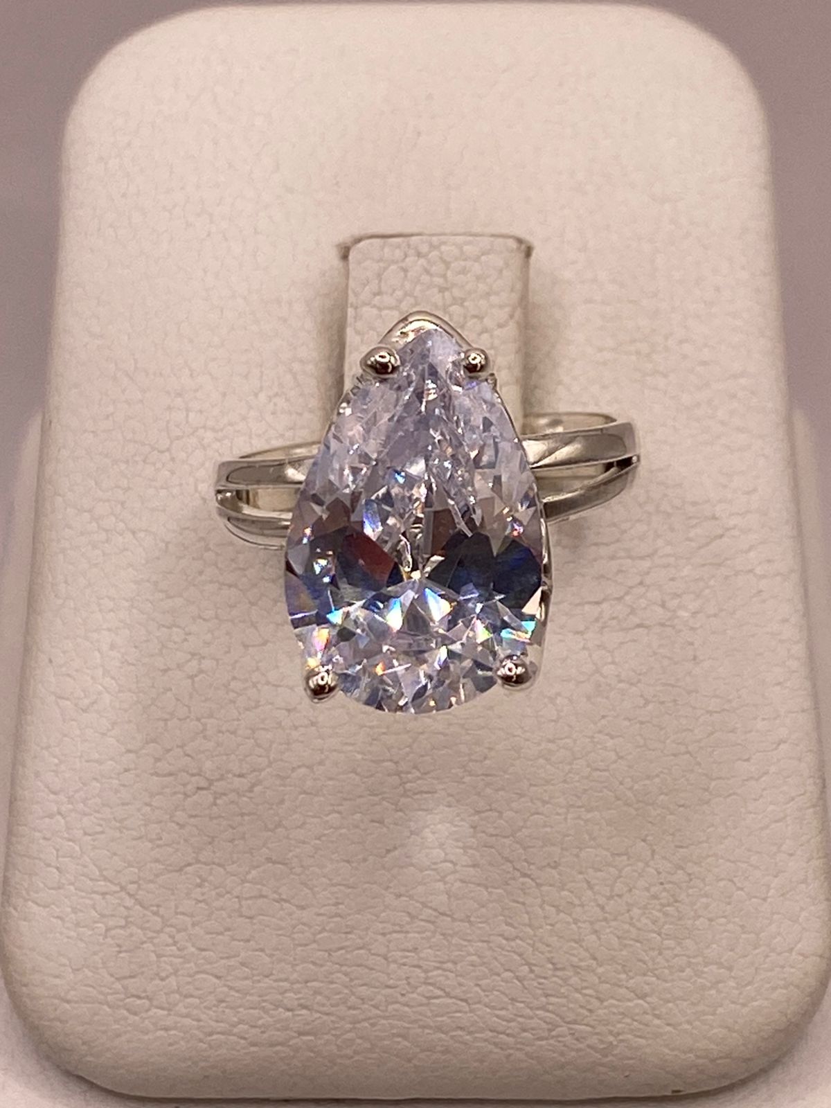 Anillo de Plata Ley 925 con Zirconia Blanca en Corte Gota en báscula mostrando peso