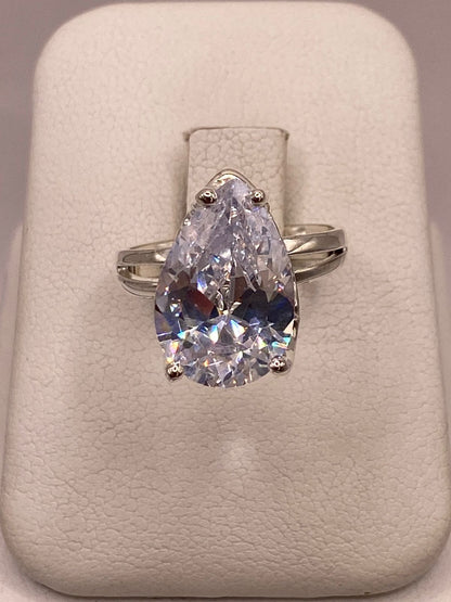 Anillo de Plata Ley 925 con Zirconia Blanca en Corte Gota en báscula mostrando peso