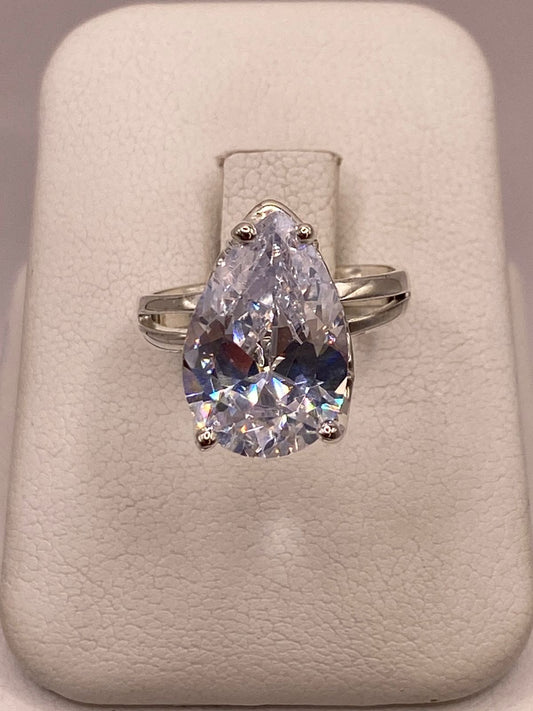 Anillo de Plata Ley 925 con Zirconia Blanca en Corte Gota en báscula mostrando peso