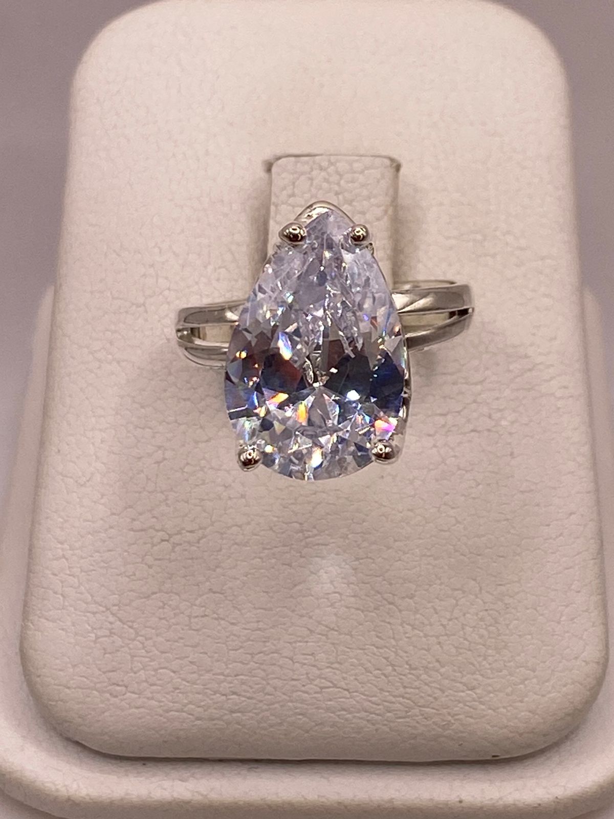 Anillo de Plata Ley 925 con Zirconia Blanca en Corte Gota, vista frontal