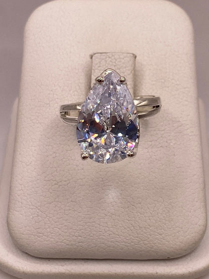 Anillo de Plata Ley 925 con Zirconia Blanca en Corte Gota, vista frontal