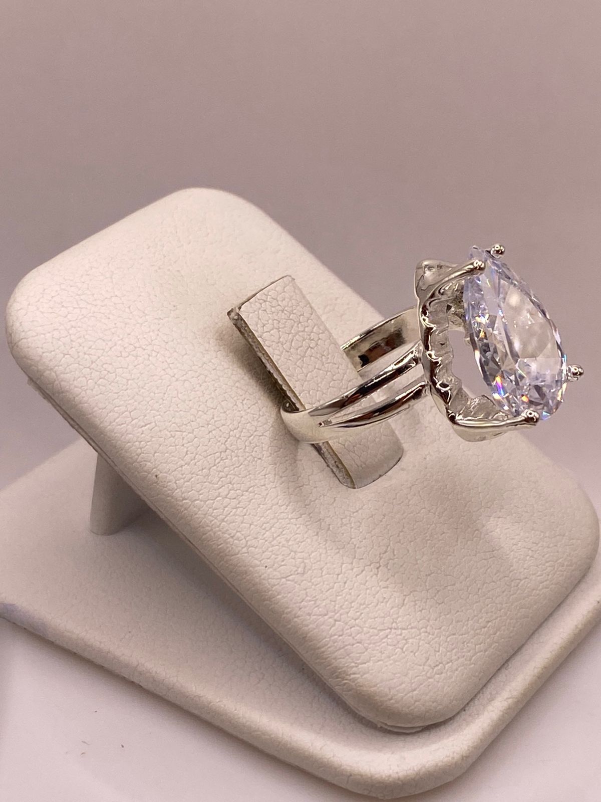 Anillo de Plata Ley 925 con Zirconia Blanca en Corte Gota, vista lateral