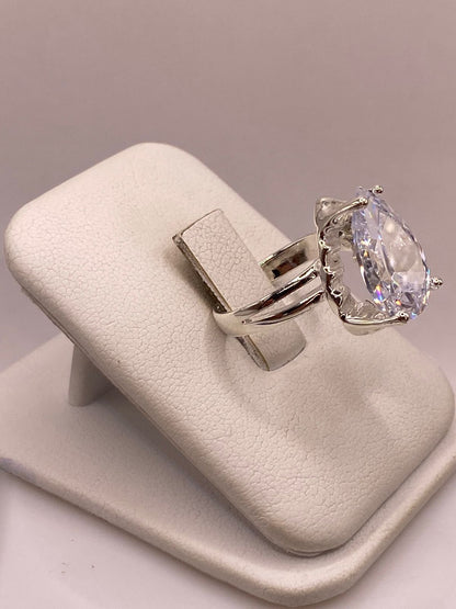 Anillo de Plata Ley 925 con Zirconia Blanca en Corte Gota, vista lateral