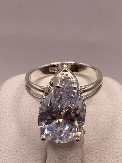 Anillo de Plata Ley 925 con Zirconia Blanca en Corte Gota, vista superior