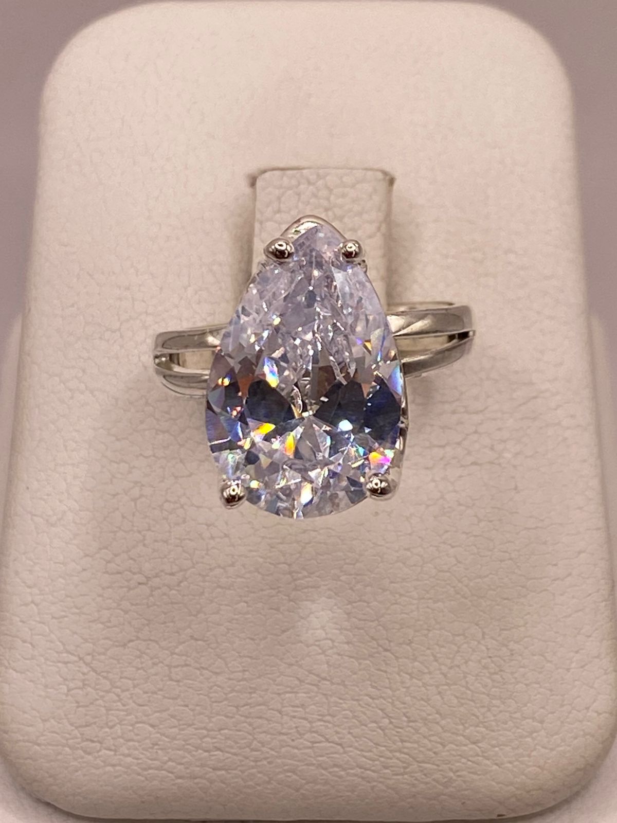 Anillo de Plata Ley 925 con Zirconia Blanca en Corte Gota, vista de detalle