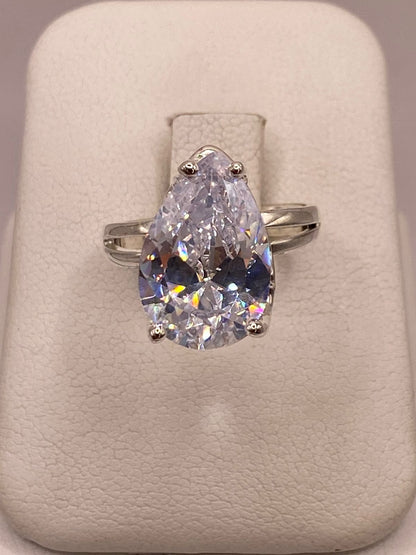Anillo de Plata Ley 925 con Zirconia Blanca en Corte Gota, vista de detalle