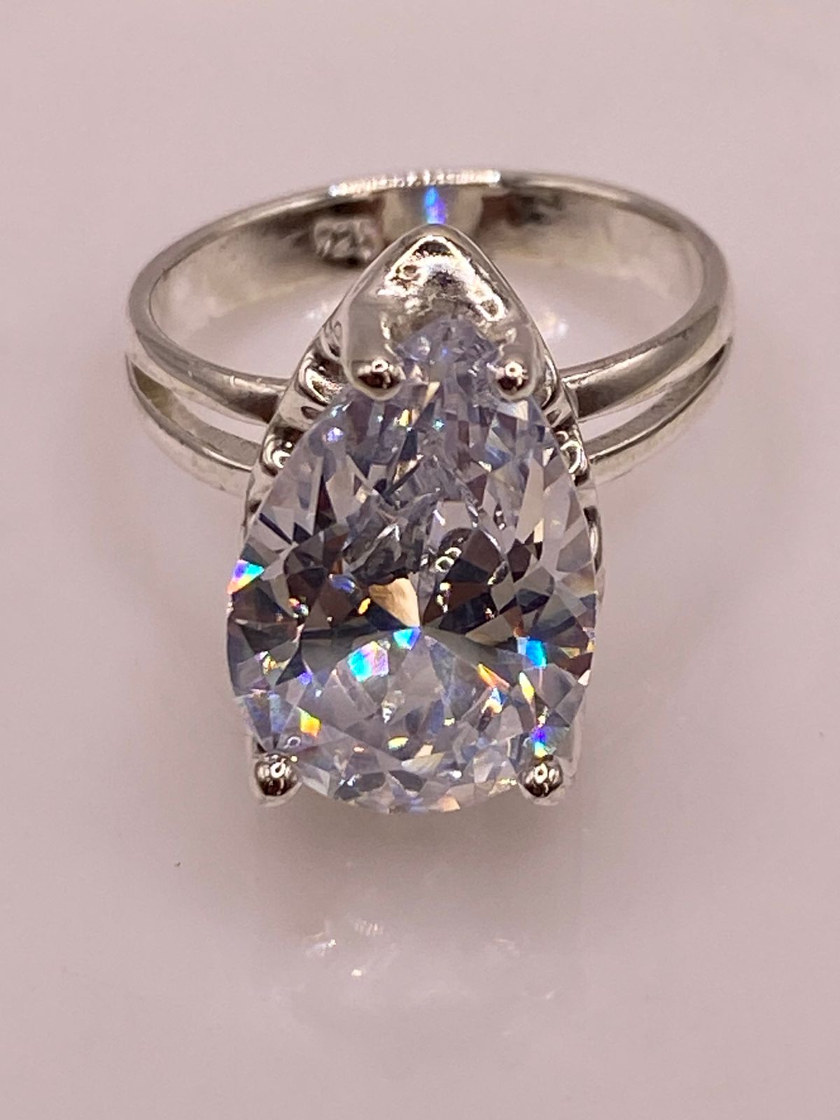 Anillo de Plata Ley 925 con Zirconia Blanca en Corte Gota, sello de autenticidad Plata Ley .925