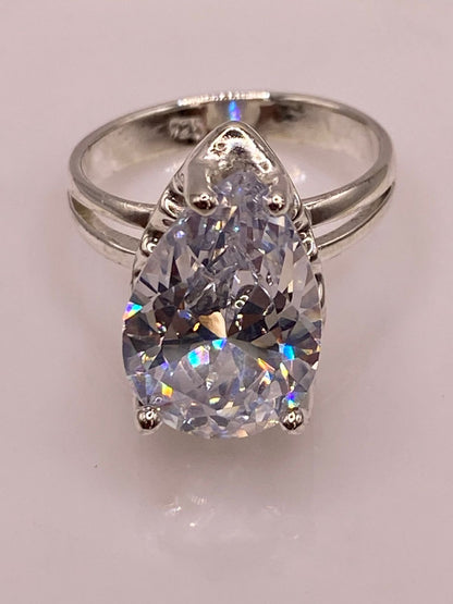 Anillo de Plata Ley 925 con Zirconia Blanca en Corte Gota, sello de autenticidad Plata Ley .925