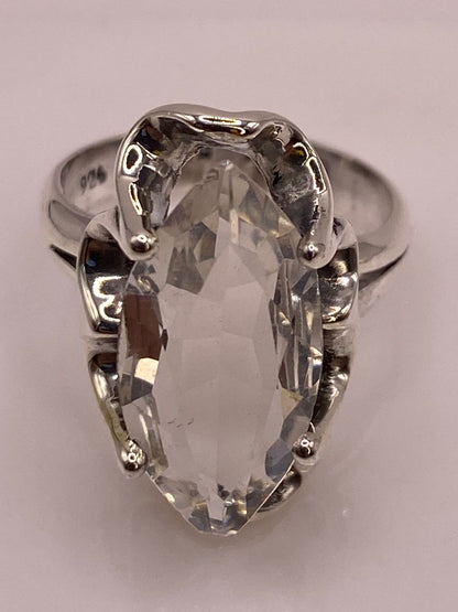 Anillo de Plata Ley 925 con Zirconia Blanca Facetada Tipo Navette, sello de autenticidad Plata Ley .925