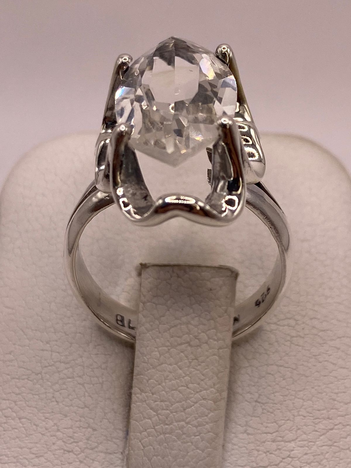 Anillo de Plata Ley 925 con Zirconia Blanca Facetada Tipo Navette, vista superior