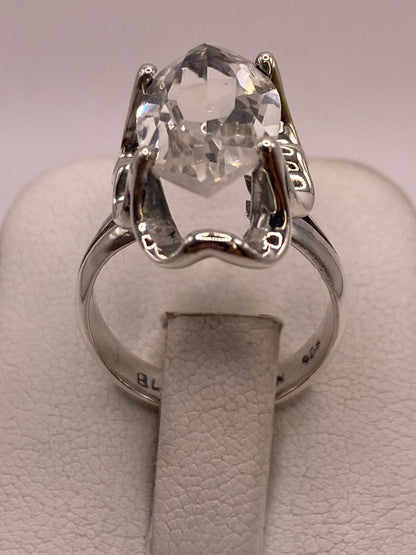 Anillo de Plata Ley 925 con Zirconia Blanca Facetada Tipo Navette, vista superior